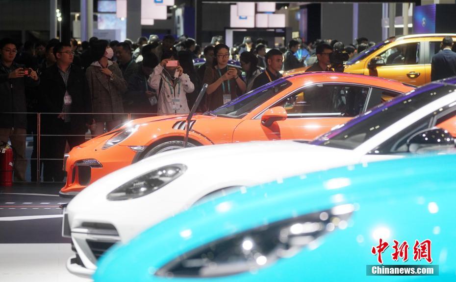 首屆進博會 參觀者用VR觀看汽車產(chǎn)品介紹