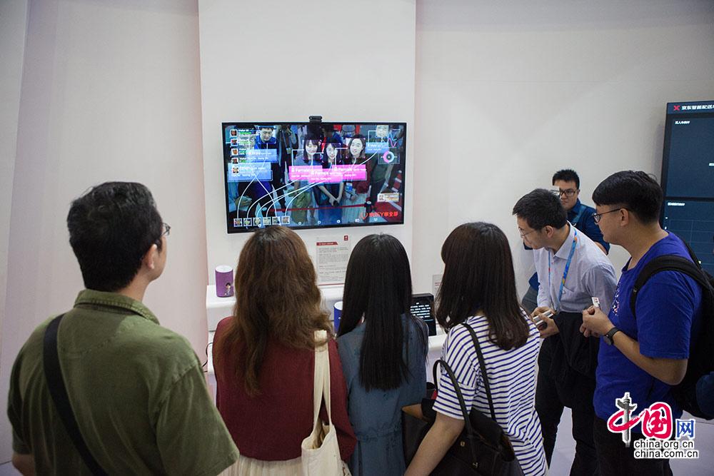 手勢(shì)支付、無(wú)人駕駛、 AI 導(dǎo) 覽 ……數(shù)字中國(guó)建設(shè)成果展覽會(huì)亮點(diǎn)搶先看 [ 組圖 ]