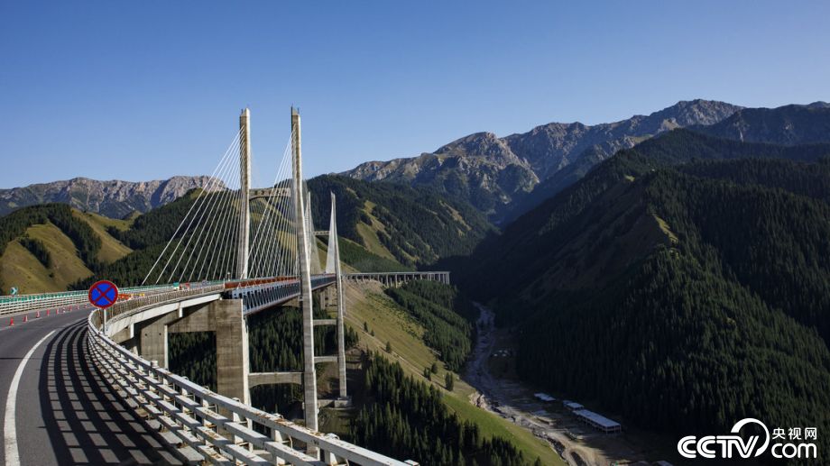 【新時(shí)代·幸福美麗新邊疆】在中國最長高速公路邂逅新疆第一高橋