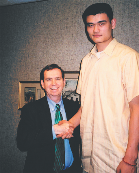 從陪同鄧小平觀看牛仔表演到擔任姚明律師:一個美國人與中國四十年的不解之緣