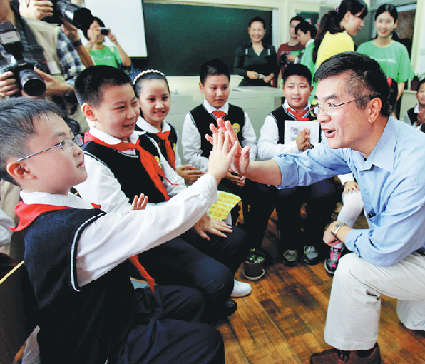 美國前駐華大使駱家輝:中美貿易戰“并非解決問題的正確途徑”