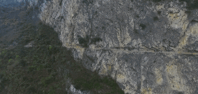 解碼中國丨這位當代“愚公”在懸崖峭壁上鑿出7千米水渠,現實比神話傳說更震撼!