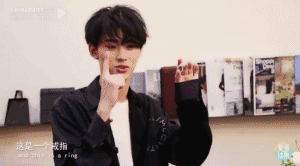 這位中戲學霸簡直是全能選手,英文詩也讀得這么溜!丨愛豆詩集