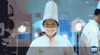 【學中文懂中國】英國小哥有點飄了,都敢和中國小姐姐比賽包餃子了!