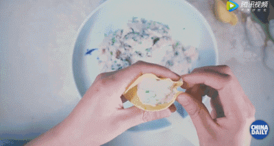 【學中文懂中國】英國小哥有點飄了,都敢和中國小姐姐比賽包餃子了!