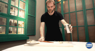 【學中文懂中國】英國小哥有點飄了,都敢和中國小姐姐比賽包餃子了!