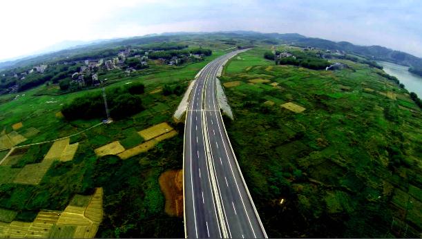 龍光集團投建梧州至貴港高速公路通車
