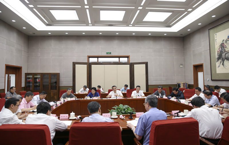 李克強強調(diào):堅定信心 主動作為 在應(yīng)對挑戰(zhàn)中保持經(jīng)濟平穩(wěn)運行