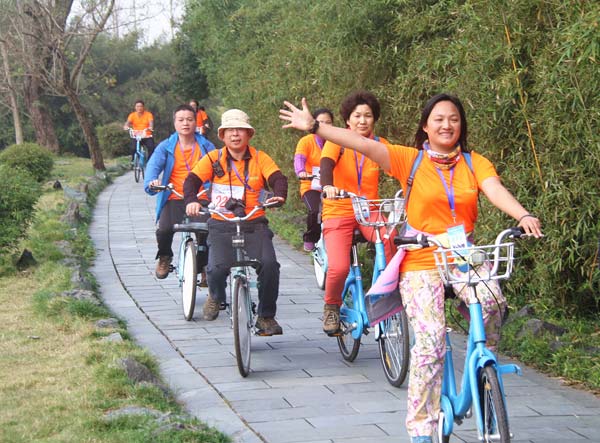 徽州國(guó)際鄉(xiāng)村慢步大會(huì)開(kāi)幕 千人穿越千年古村落