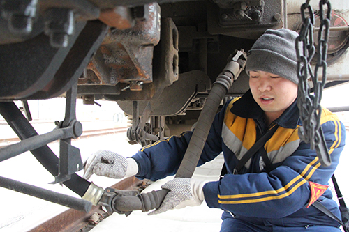 【網(wǎng)絡(luò)媒體走轉(zhuǎn)改】銀川鐵路調(diào)車組:保障春運 臟累苦險都不怕