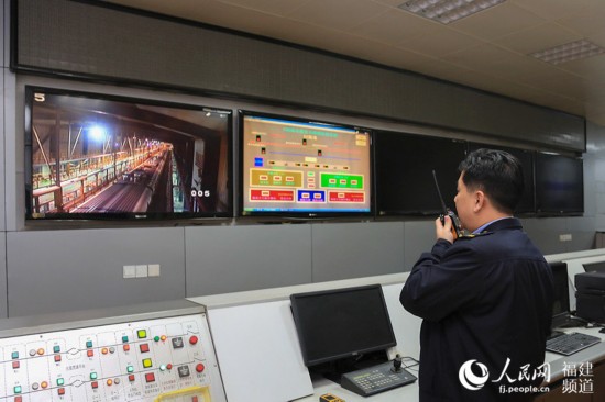 圖說動(dòng)車檢修員:白天從黑夜開始 精細(xì)到毫米的堅(jiān)守