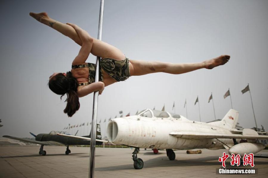 盤點鋼管舞性感著裝 比基尼鄉村花衣齊上陣