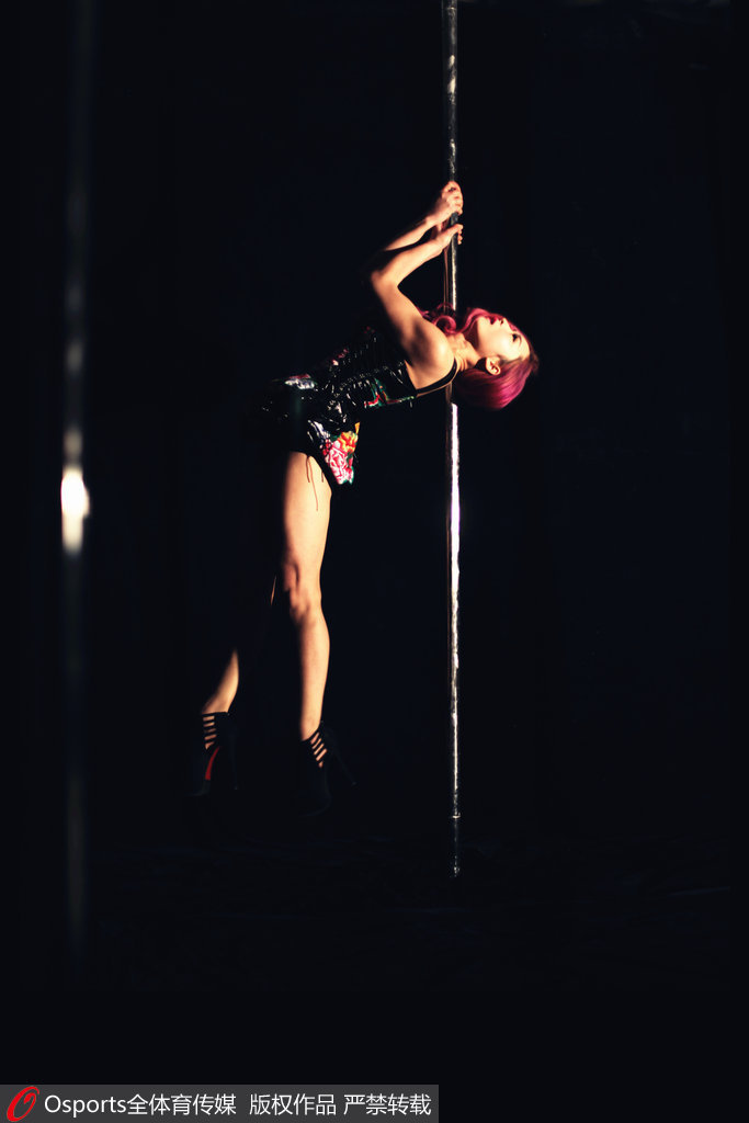 盤點鋼管舞性感著裝 比基尼鄉村花衣齊上陣