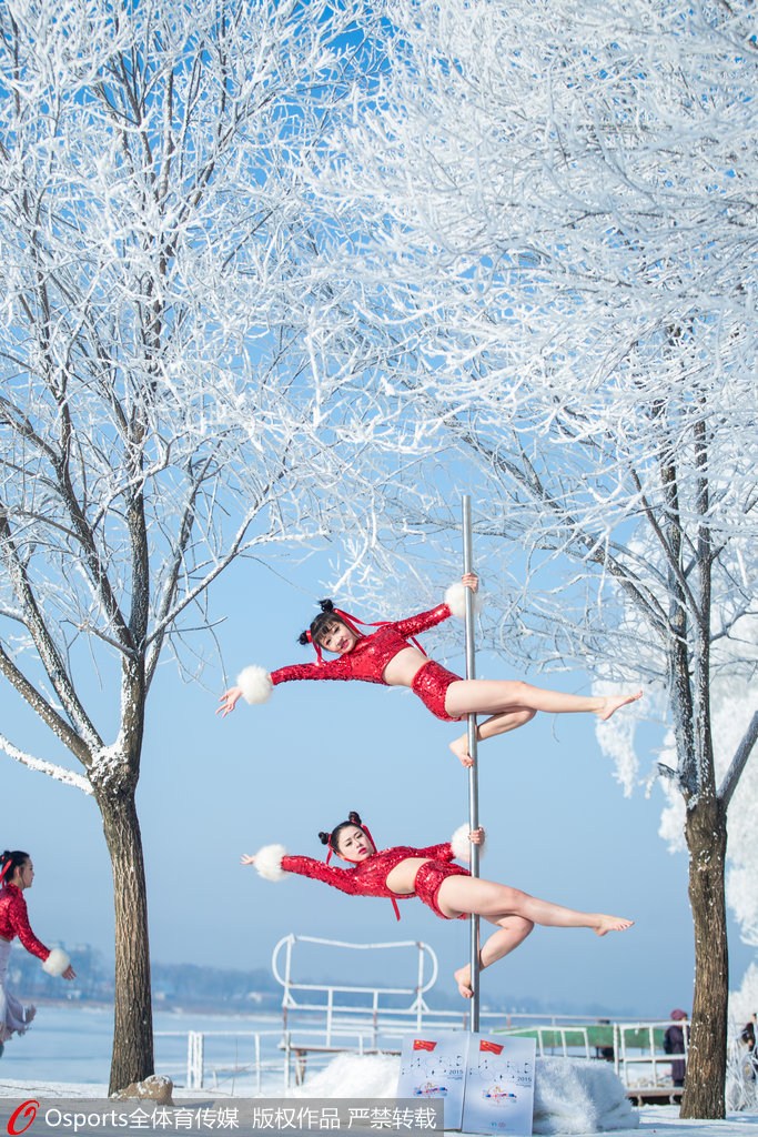 盤點鋼管舞性感著裝 比基尼鄉(xiāng)村花衣齊上陣