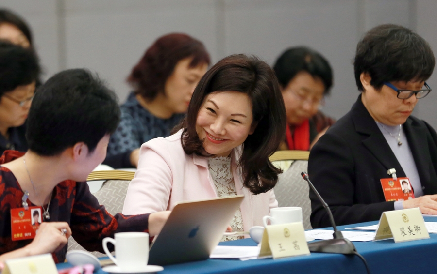 李源潮參加婦聯(lián)界別聯(lián)組討論 向女委員獻(xiàn)花