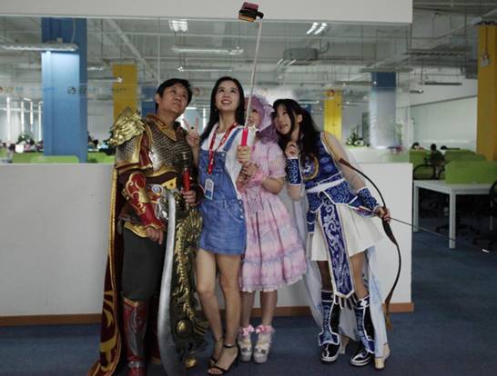 “史上最會玩老爸”60后父親當(dāng)實習(xí)生玩cosplay