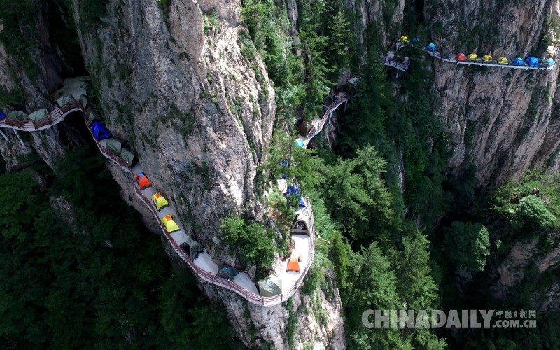 “驢友”組團千米懸空棧道扎帳過夜賞景練膽