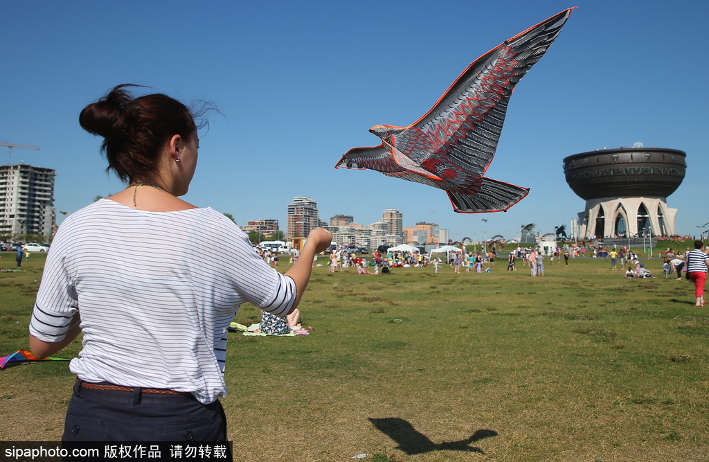 俄羅斯喀山風(fēng)箏節(jié) 追逐藍(lán)天童趣滿滿