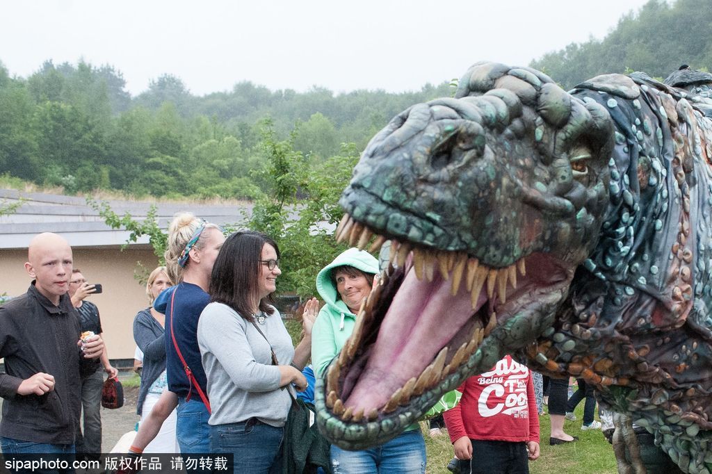 英國恐龍展超逼真 彷佛回到侏羅紀(jì)