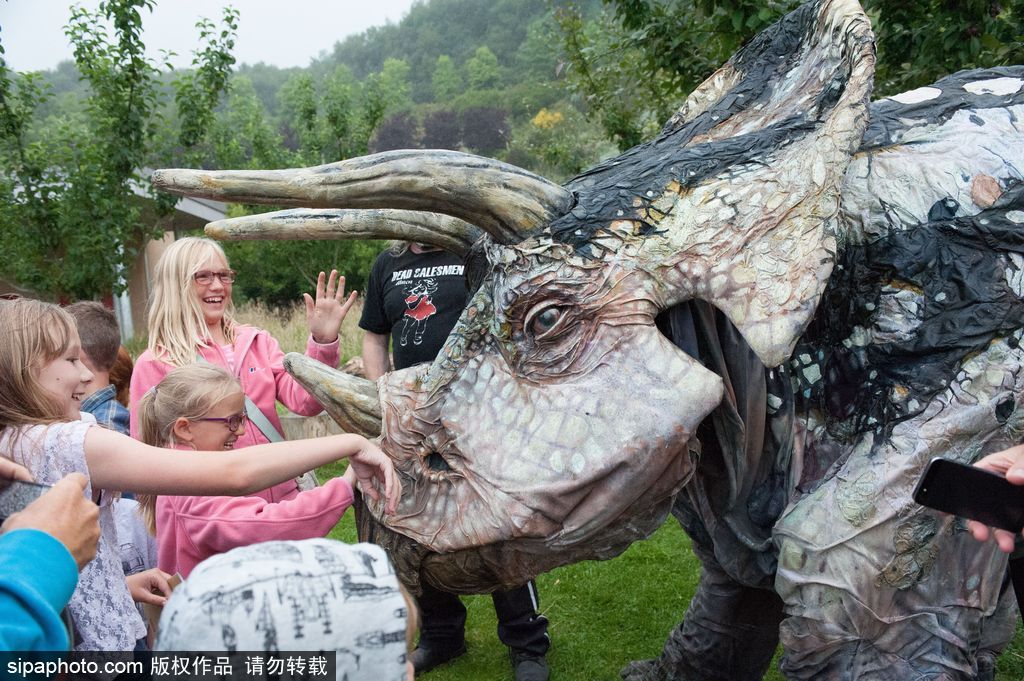 英國恐龍展超逼真 彷佛回到侏羅紀(jì)