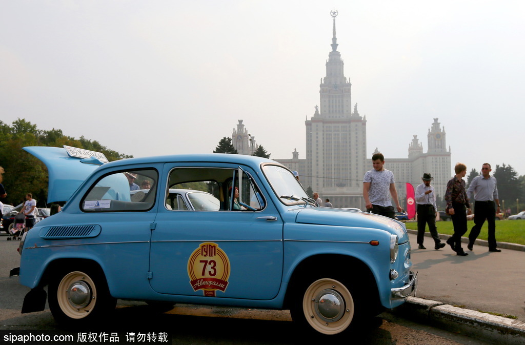稀有古董車大集結(jié) 莫斯科舉行復(fù)古車游行