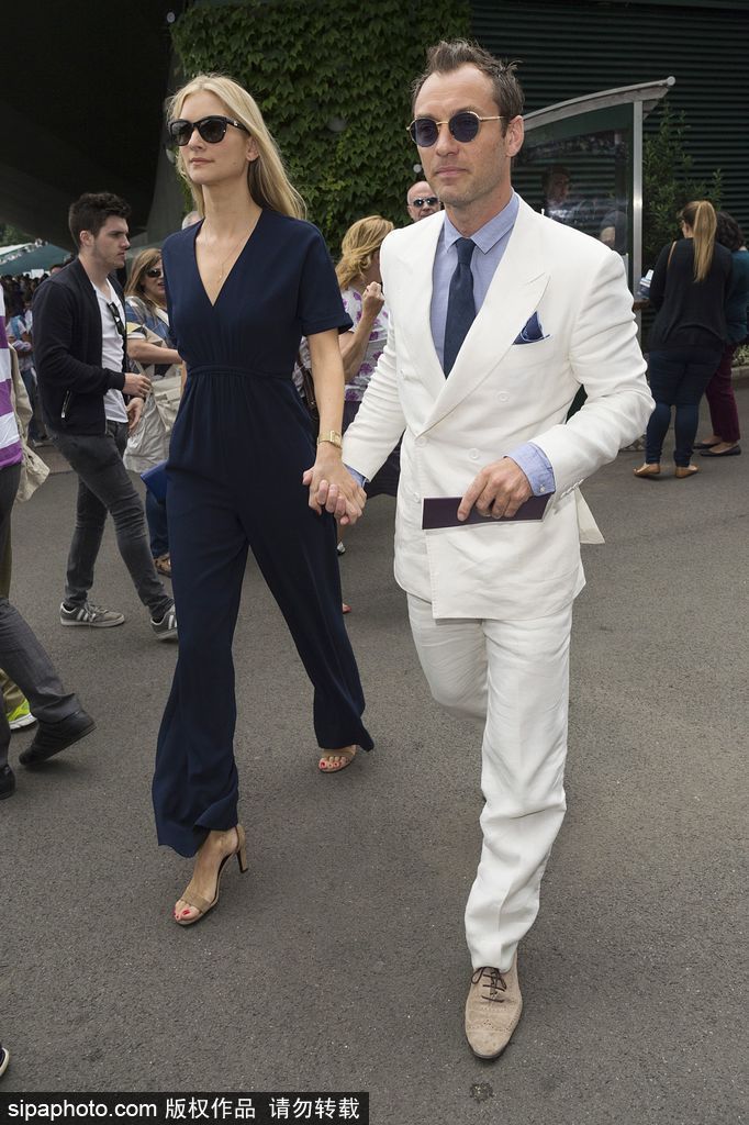 盤點(diǎn)：七夕虐狗模式開啟 歐美明星情侶街拍恩愛衣品一起秀！