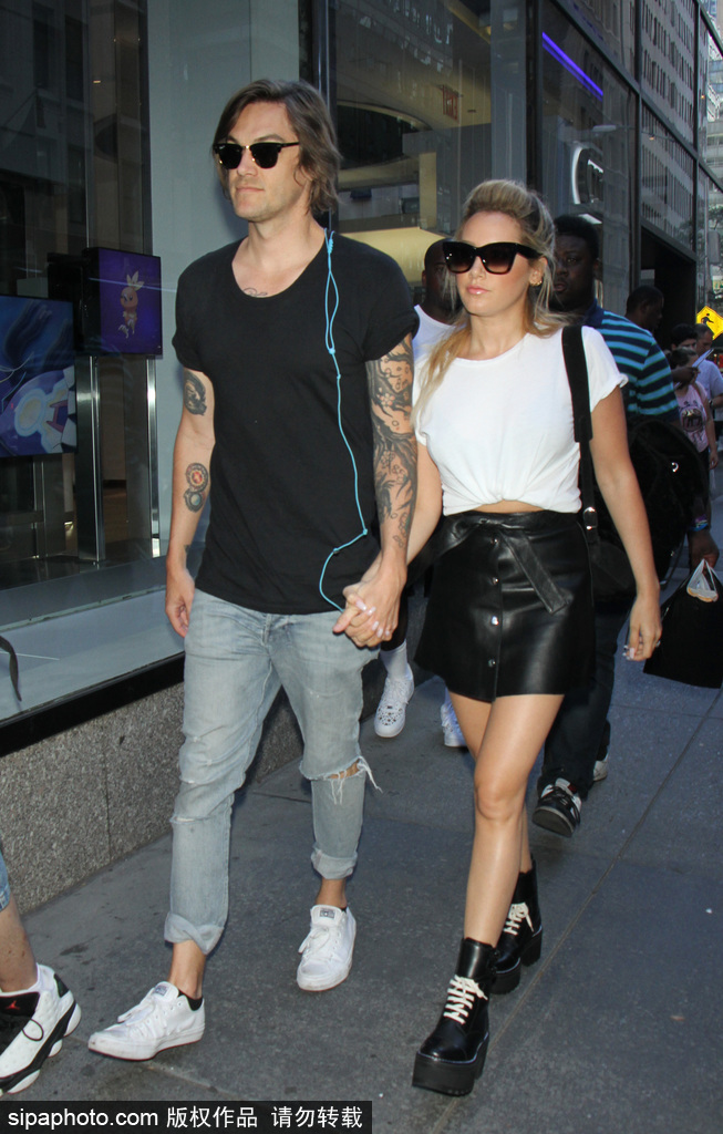 盤點(diǎn)：七夕虐狗模式開啟 歐美明星情侶街拍恩愛衣品一起秀！