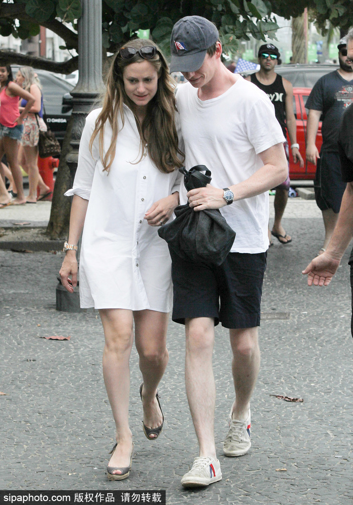 盤(pán)點(diǎn)：七夕虐狗模式開(kāi)啟 歐美明星情侶街拍恩愛(ài)衣品一起秀！