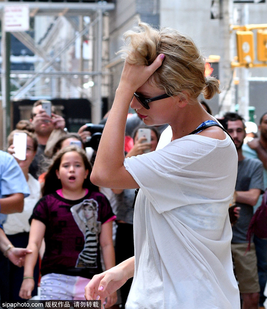 泰勒·斯威夫特運動裝現身 印花打底褲白T露香肩休閑有型