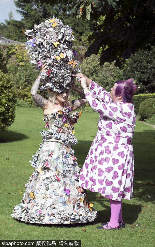 英國殘疾設計師設計奇葩“報紙裙” 由110份報紙組成