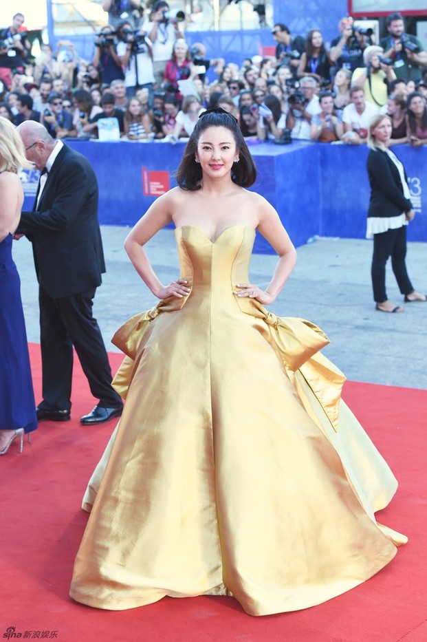 73屆威尼斯電影節(jié)開(kāi)幕 評(píng)委趙薇魚(yú)尾禮裙優(yōu)雅亮相