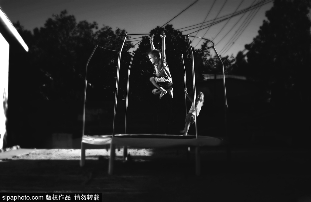“童年不插電”系列經(jīng)典攝影作品 童趣黑白最純粹