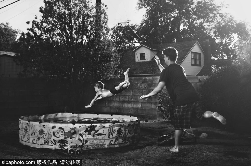 “童年不插電”系列經(jīng)典攝影作品 童趣黑白最純粹