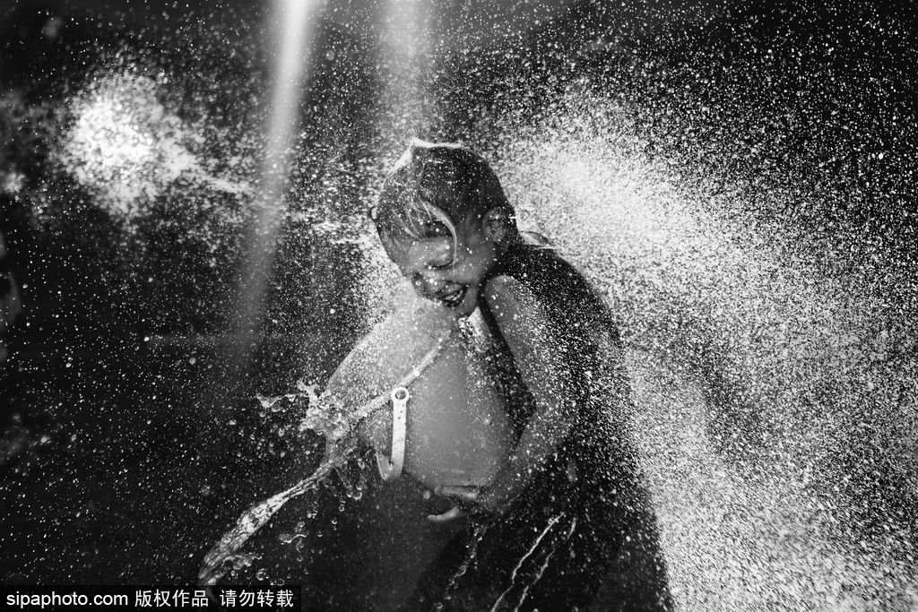 “童年不插電”系列經典攝影作品 童趣黑白最純粹