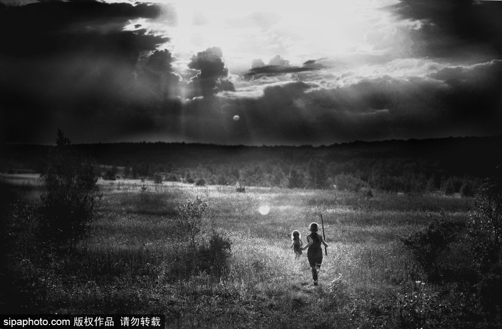 “童年不插電”系列經典攝影作品 童趣黑白最純粹