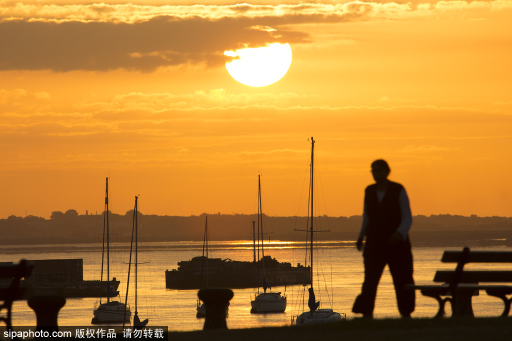 英國(guó)泰晤士河日出美景 迎來(lái)九月第一縷曙光