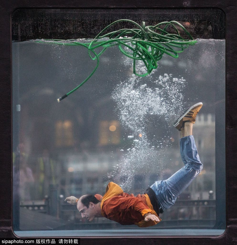 英國(guó)：水下表演項(xiàng)目Holoscenes亮相倫敦 所有節(jié)目在狹小水缸中完成