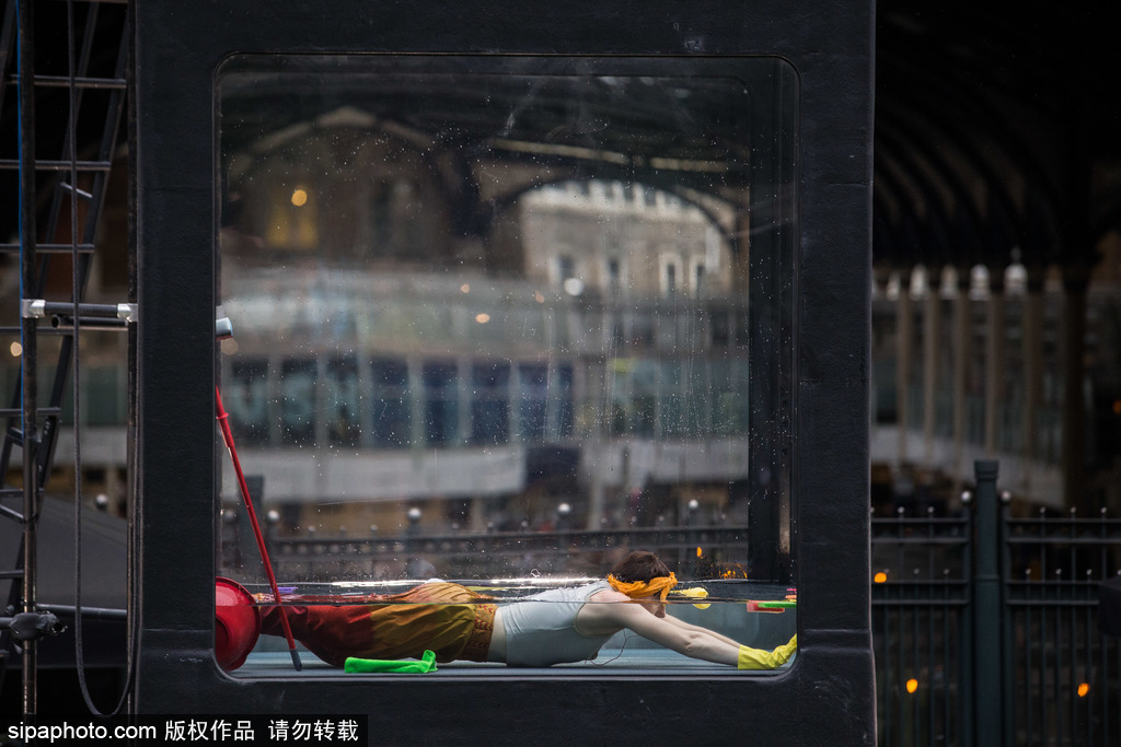 英國：水下表演項(xiàng)目Holoscenes亮相倫敦 所有節(jié)目在狹小水缸中完成