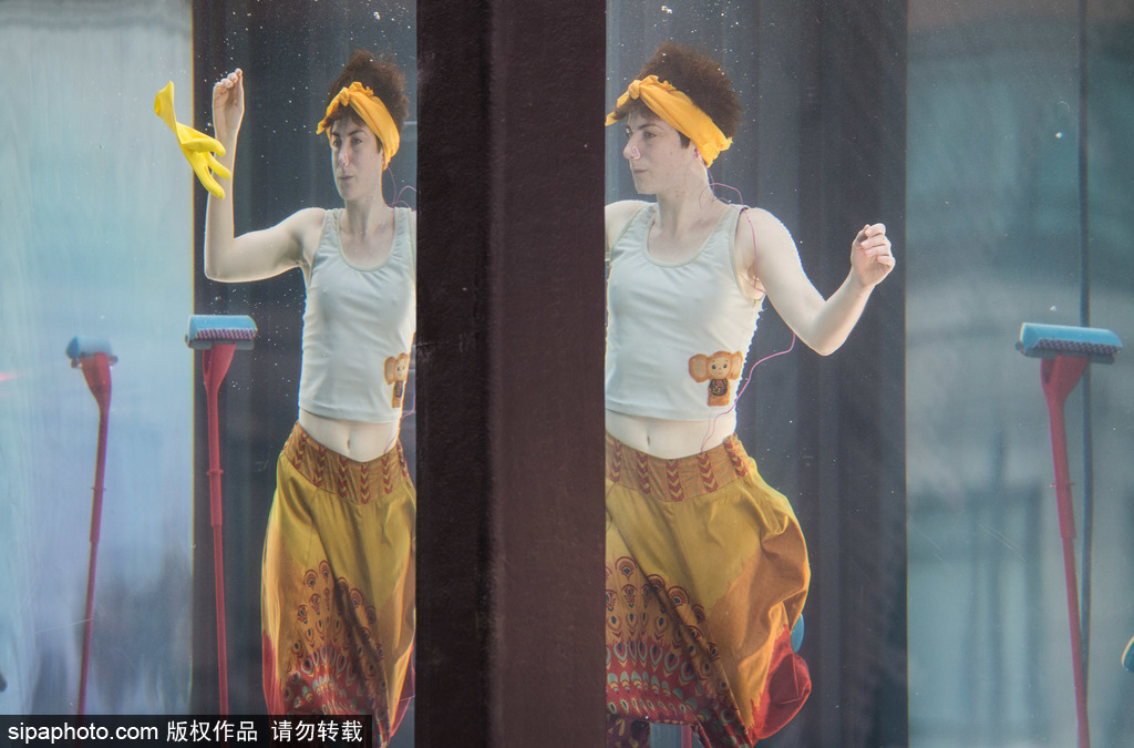 英國：水下表演項目Holoscenes亮相倫敦 所有節目在狹小水缸中完成