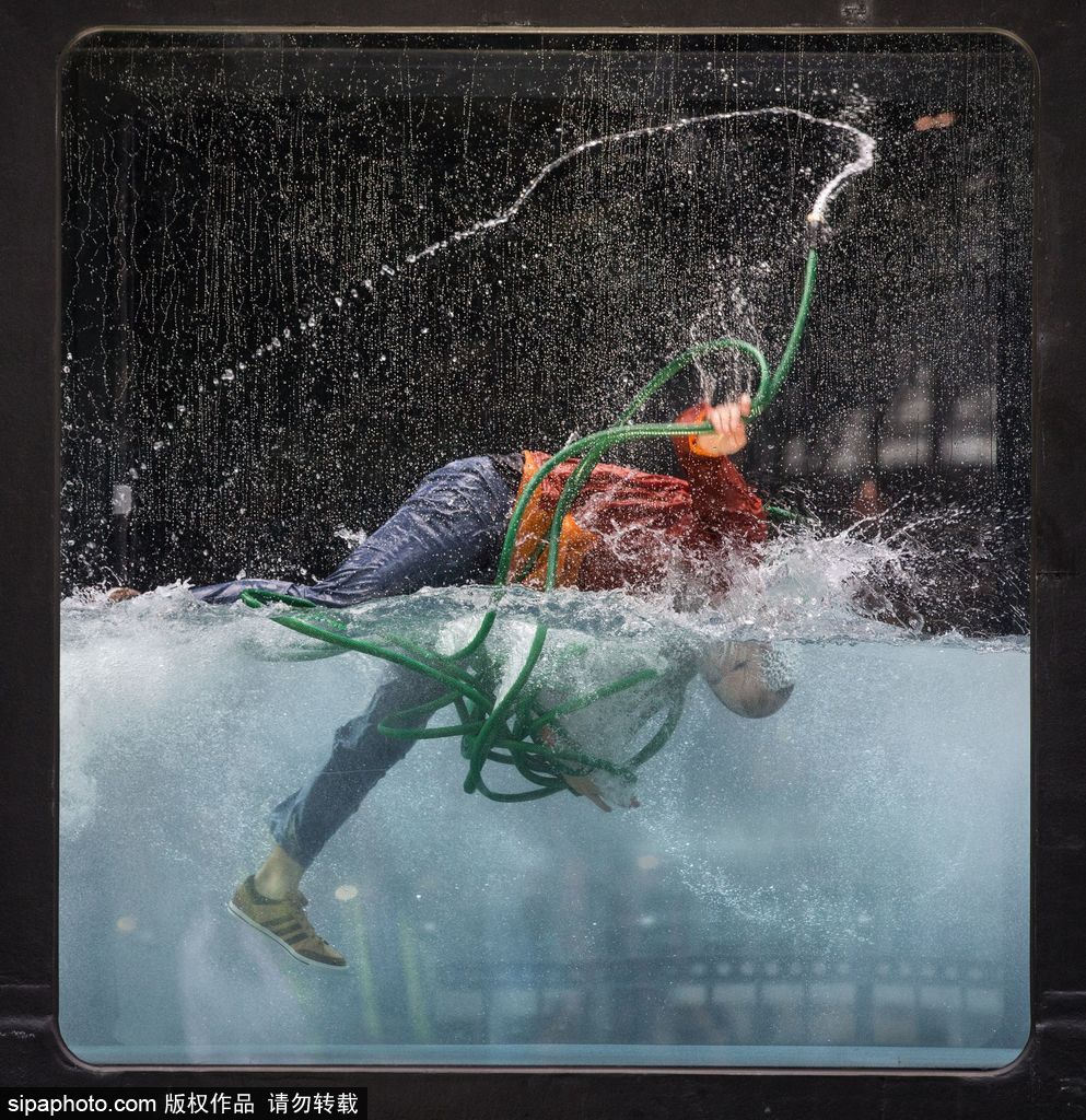 英國：水下表演項目Holoscenes亮相倫敦 所有節目在狹小水缸中完成