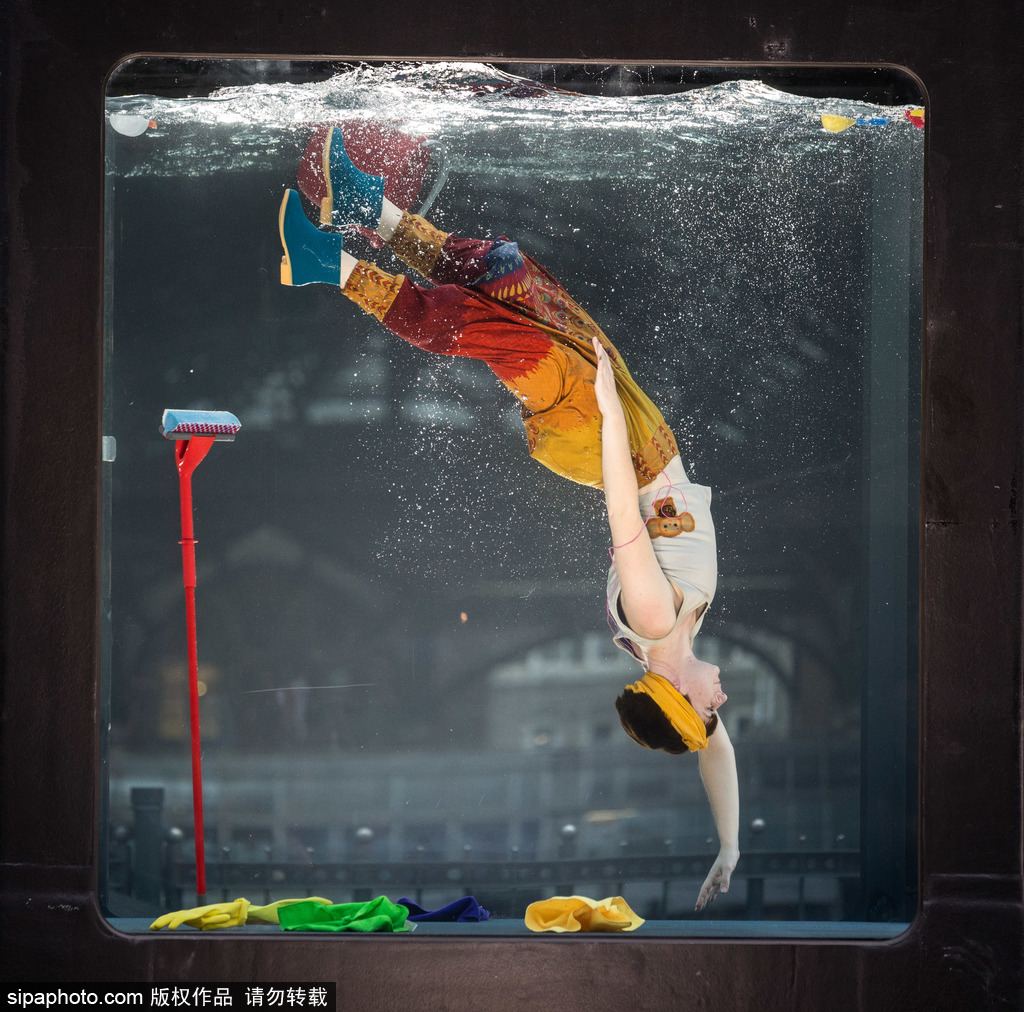 英國：水下表演項目Holoscenes亮相倫敦 所有節(jié)目在狹小水缸中完成