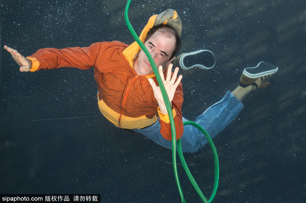 英國：水下表演項(xiàng)目Holoscenes亮相倫敦 所有節(jié)目在狹小水缸中完成