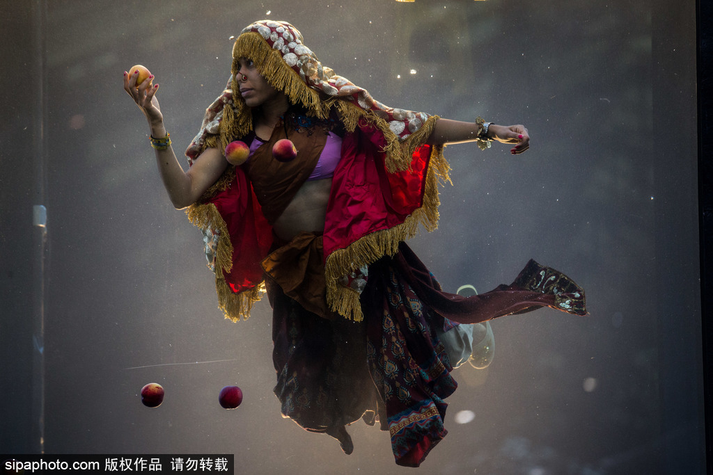 英國：水下表演項目Holoscenes亮相倫敦 所有節(jié)目在狹小水缸中完成