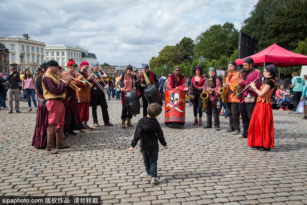 比利時(shí)動(dòng)漫節(jié)：帝國士兵霸氣現(xiàn)身地鐵站 各種超萌角色嗨不停