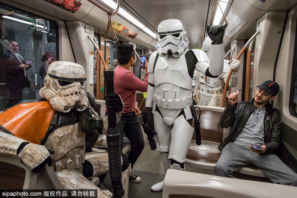 比利時動漫節(jié)：帝國士兵霸氣現(xiàn)身地鐵站 各種超萌角色嗨不停