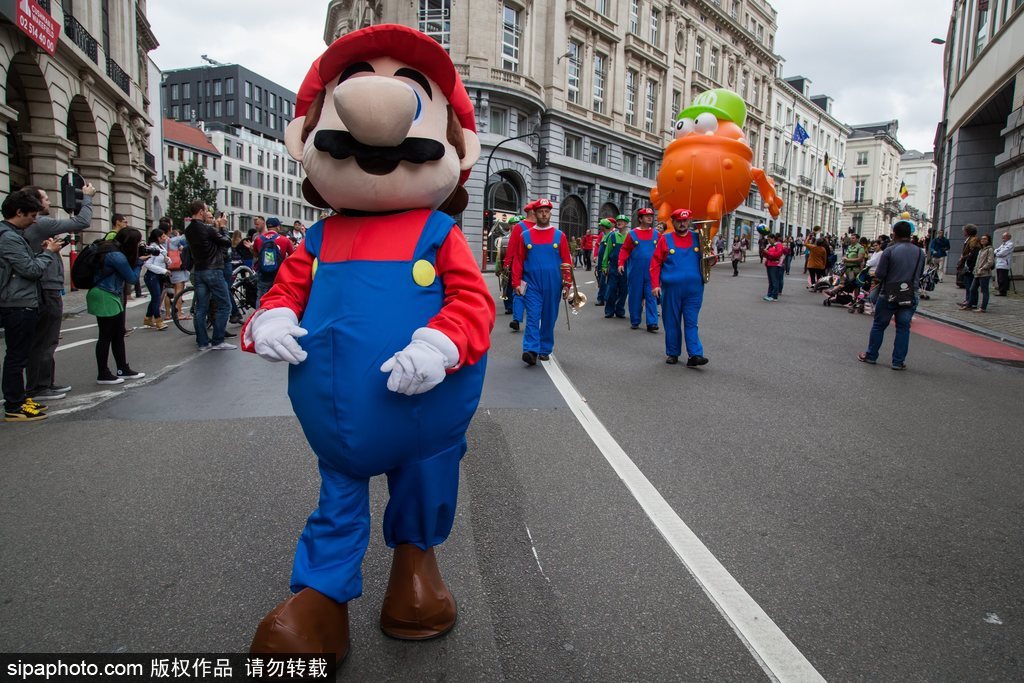 比利時(shí)動(dòng)漫節(jié)：帝國(guó)士兵霸氣現(xiàn)身地鐵站 各種超萌角色嗨不停