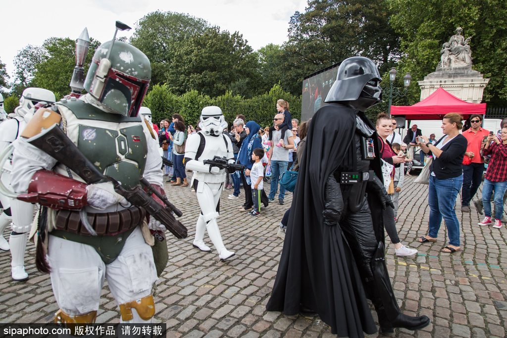 比利時動漫節(jié)：帝國士兵霸氣現(xiàn)身地鐵站 各種超萌角色嗨不停