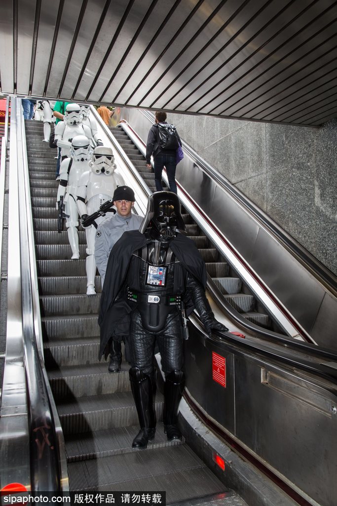 比利時動漫節：帝國士兵霸氣現身地鐵站 各種超萌角色嗨不停