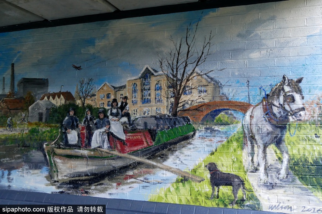 英國：卡通藝術(shù)作品亮相牛津運(yùn)河橋底 繽紛多彩趣味十足