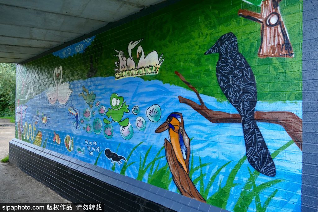 英國：卡通藝術(shù)作品亮相牛津運(yùn)河橋底 繽紛多彩趣味十足